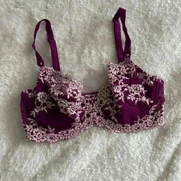 Gorgeous Wacoal Embrace Lace® Underwire Bra 32D - Picture 2 of 5